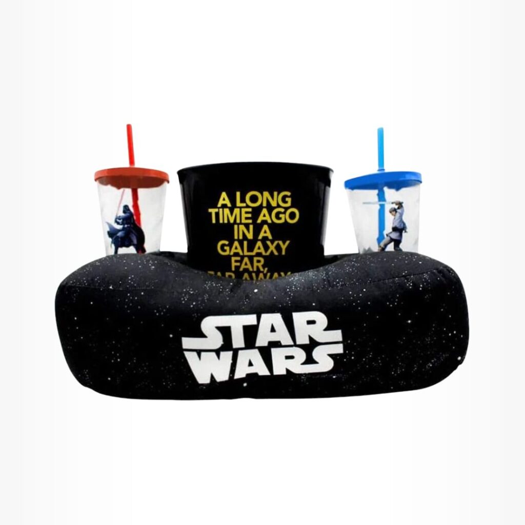 Kit com almofada, balde de pipoca e copos do Star Wars
